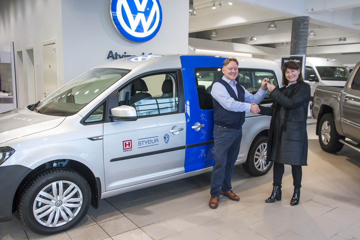 HEKLA afhendir ÍR vistvæna þjónustubifreið