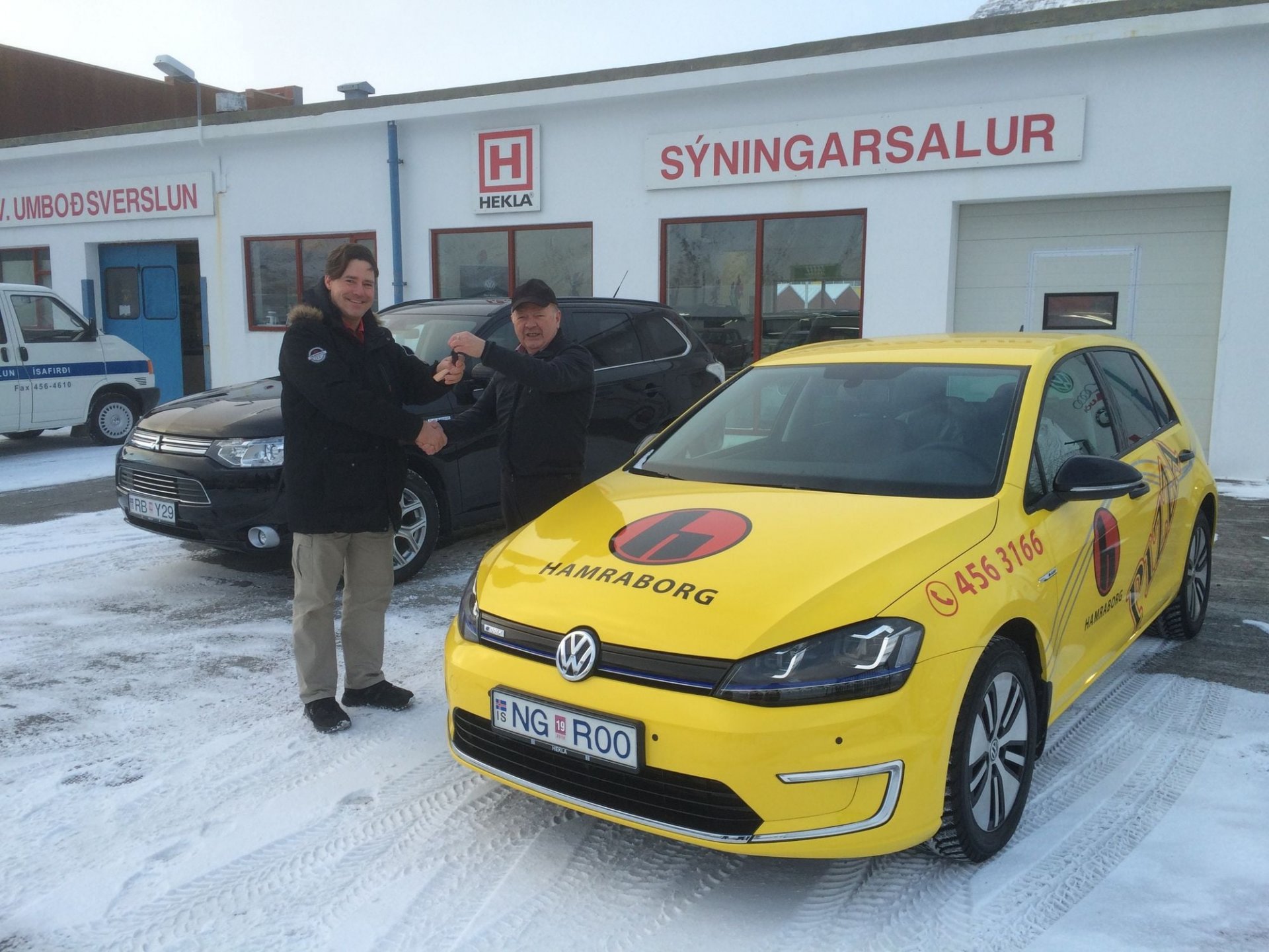 Hundraðasti rafbíllinn afhentur