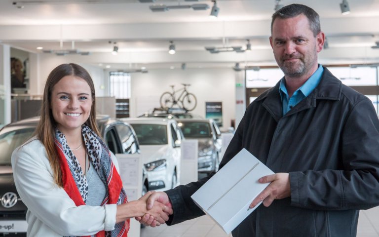 Rósa afhendir Guðmundi Pétri iPad-inn sinn.