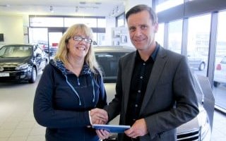 Margeir afhendir Rúnu Gunnarsdóttir vinninginn