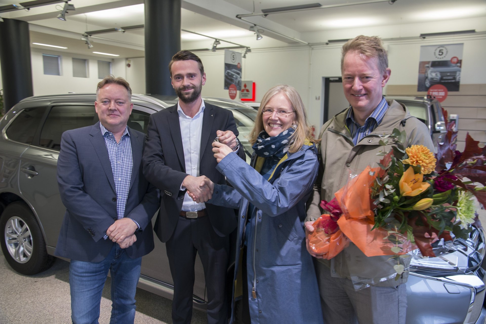 Sólveig og Arnar taka við sexhundraðasta bílnum